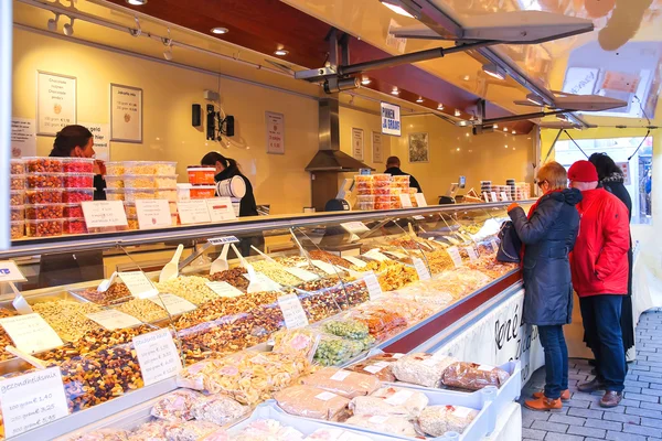 As pessoas compram nozes e doces no mercado na cidade holandesa Den Bos — Fotografia de Stock
