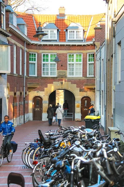 Den Bosch Hollanda kasabasında dar sokakta insanlar. — Stok fotoğraf