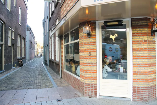 Les gens se détendent dans le restaurant de la ville néerlandaise de Den Bosch — Photo