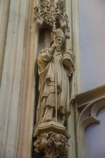 Статуя святого в соборе голландского города Ден Бош — стоковое фото