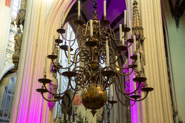 Chandelier with candles in the cathedral Dutch city of Den Bosch — Stock Photo, Image