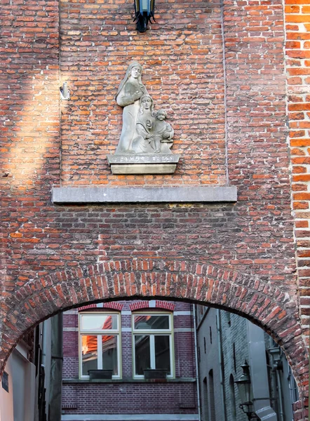 Bas-reliëf op de muur in de Nederlandse stad van Den Bosch — Stockfoto