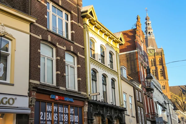 Fachadas de casas com lojas na cidade holandesa de Den Bosch — Fotografia de Stock