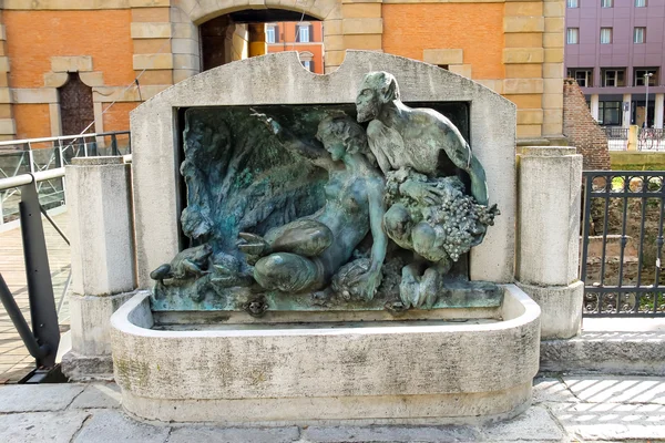 Escultura cerca de la antigua puerta Galliera (Porta Galliera) en Bol — Foto de Stock