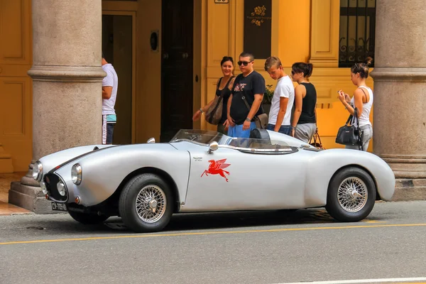 La gente mira un coche deportivo antiguo estacionado en la calle en Bol — Foto de Stock