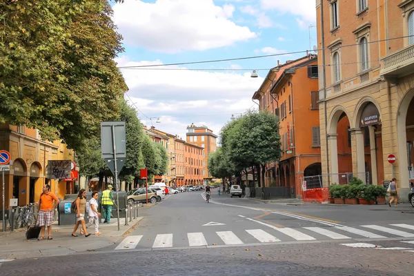 Pessoas e veículos na Via Augusto Righi em Bolonha, Itália — Fotografia de Stock