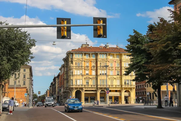 People and vehicles on Via Irnerio in Bologna, Italy — Stock Photo, Image