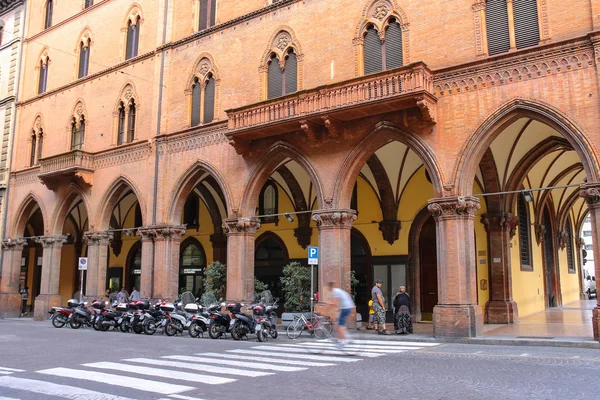 Människor och cykeln på gatan Indipendenza i Bologna, Italien — Stockfoto