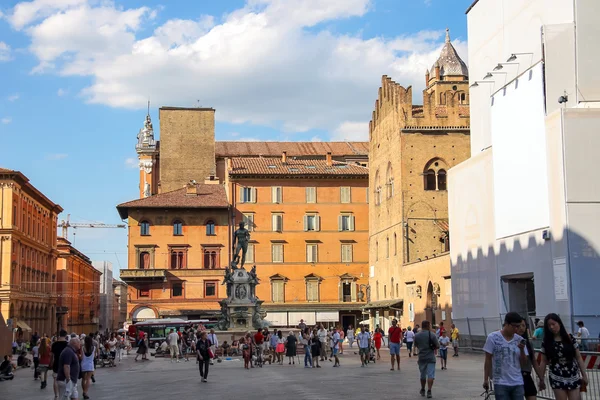 Mensen op de vierkante Neptunus (Piazza del Nettuno) in Bologna. Het — Stockfoto