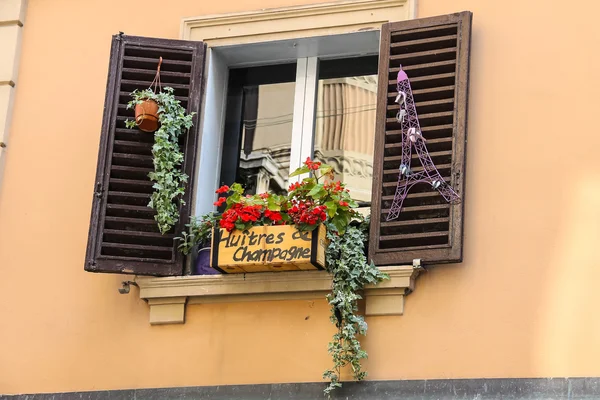 Decoratieve doos met bloemen over Frans voedsel en wijn winkel — Stockfoto