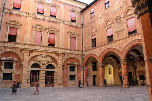 Palazzo Comunale Bologna avlusunda insanlar. Ital — Stok fotoğraf