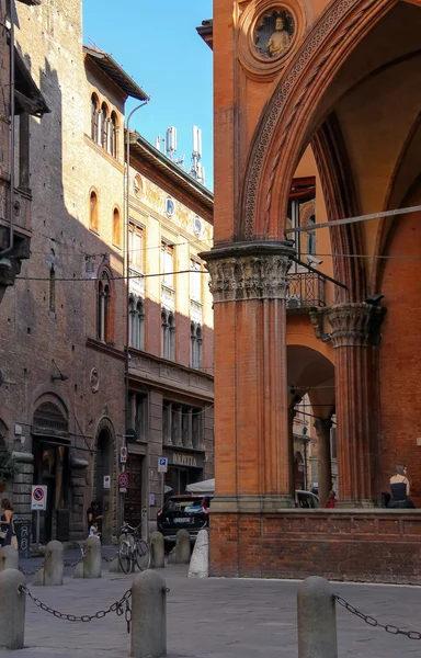 Mensen in de buurt van Palazzo della Mercanzia in Bologna. Italië — Stockfoto