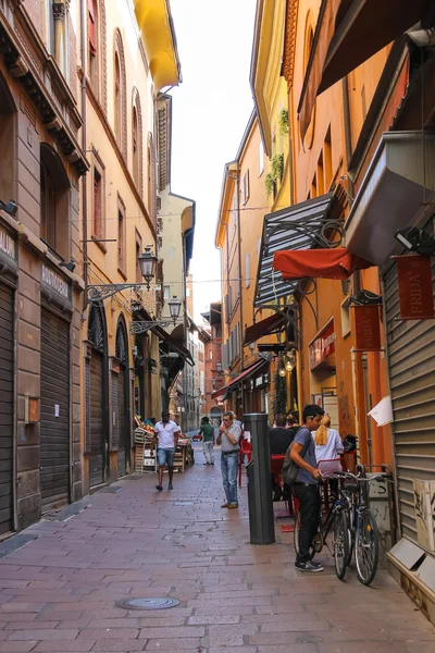 Les gens dans l'étroite Via Drapperie à Bologne. Italie — Photo