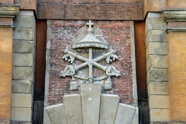 Coat of arms on the ancient gate Galliera (Porta Galliera) in Bo — Stock Photo, Image