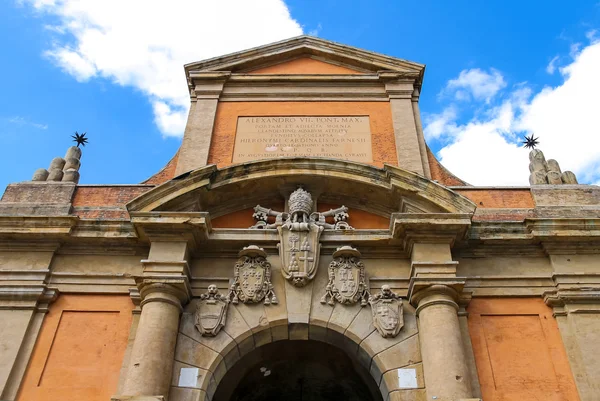 Coat of arms on the ancient gate Galliera (Porta Galliera) in Bo — Stock Photo, Image