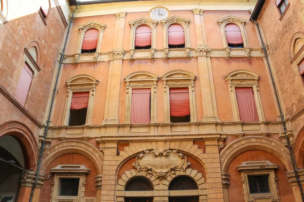 Op de binnenplaats van het Palazzo Comunale in Bologna. Italië — Stockfoto