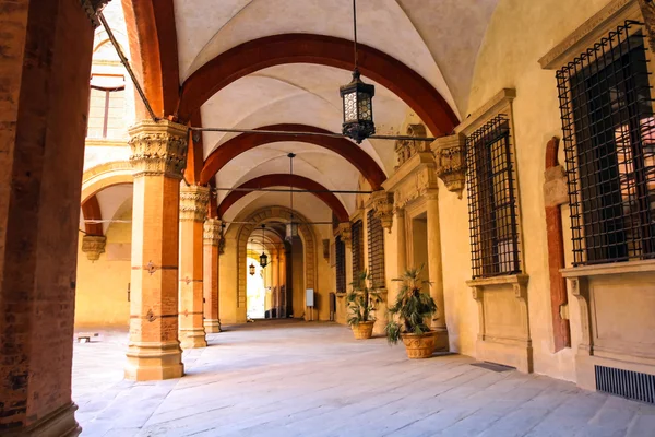 Galería en el patio del Palazzo Comunale de Bolonia. Ita — Foto de Stock