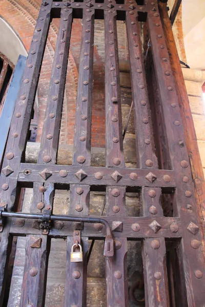 Porta de madeira antiga de um castelo medieval — Fotografia de Stock