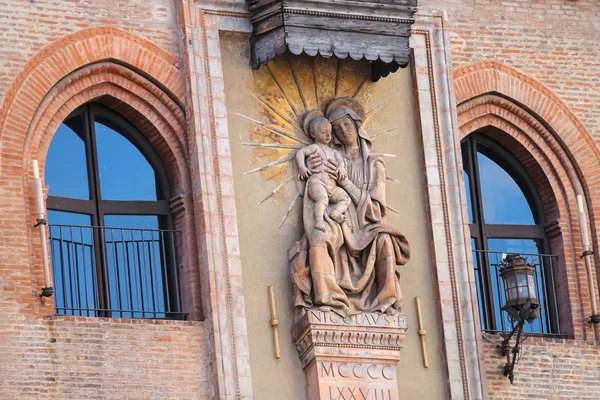 Statue of the Madonna (Niccolo del Arca) on the facade Palazzo C — Stock Photo, Image