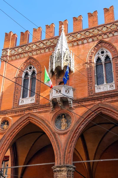 Fasaden på Palazzo della Mertsantsiya i Bologna. Italien — Stockfoto