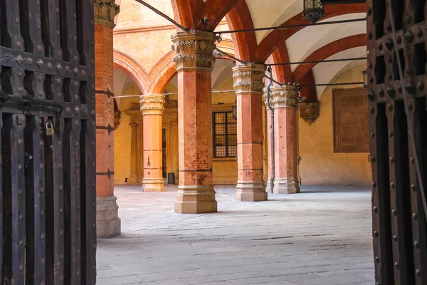 Galeria no pátio do Palazzo Comunale em Bolonha. Ita. — Fotografia de Stock