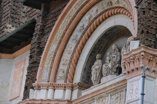 Bologna San Petronio Bazilikası heykel. İtalya — Stok fotoğraf