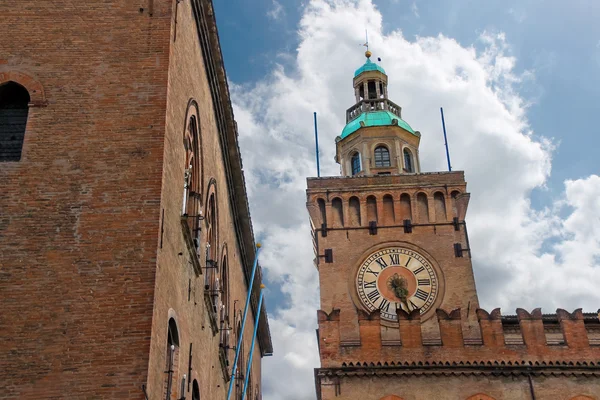 Věž s hodinami v Palazzo Comunale v Bologni. Itálie — Stock fotografie