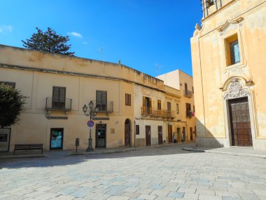 Favignana Piazza şüpheliler üzerinde Kilise
