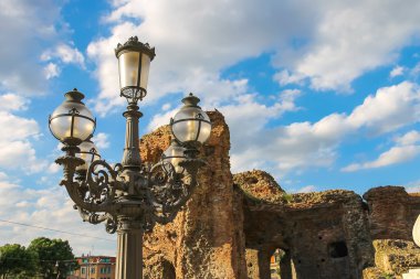 Fener bir arka plan üzerinde 20 Eylül ayında Bolo yüzölçümü Harabeleri