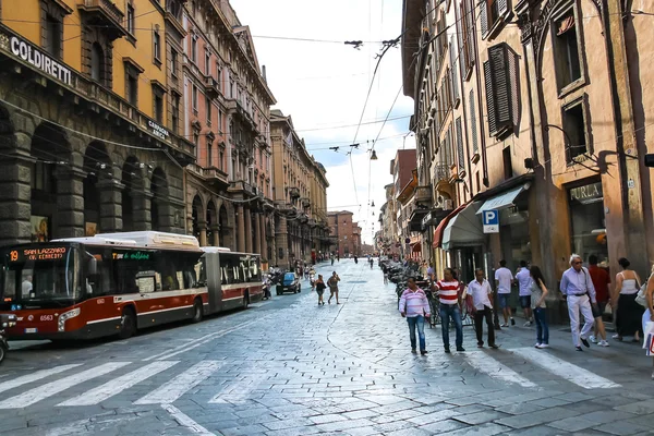 İnsanlar ve araçlar doğum Via Bologna Francesco Rizzoli. İtalya