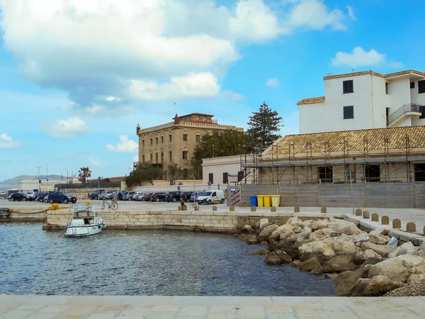 Favignana portu wczesną wiosną, Sicily — Zdjęcie stockowe