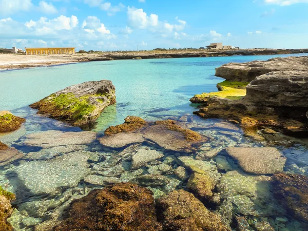 Una vista de una costa rocosa de una isla de Sicilia — Foto de Stock