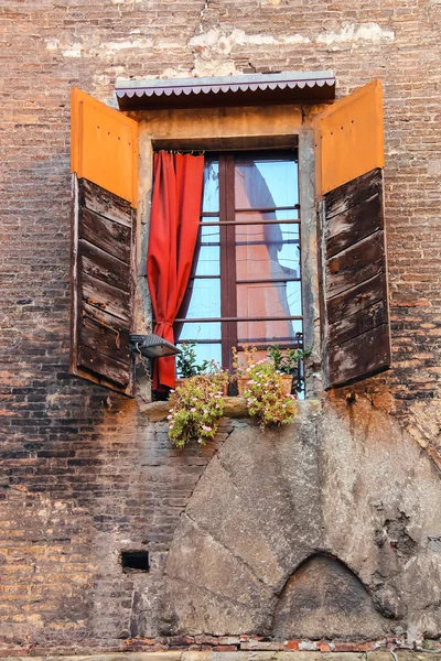 Venster met luiken in oude Italiaanse huis — Stockfoto