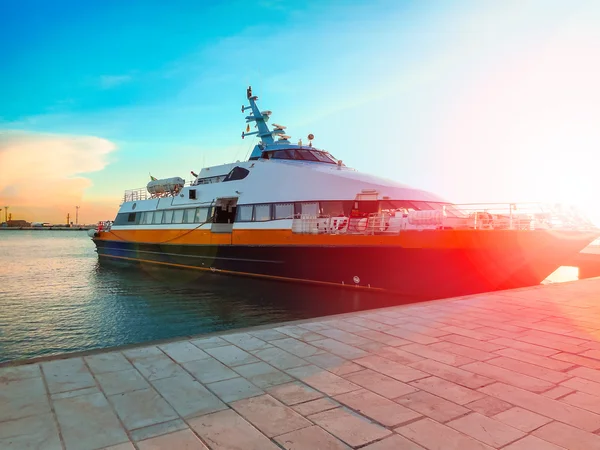 Ship at the port in the setting sun — Stock Photo, Image