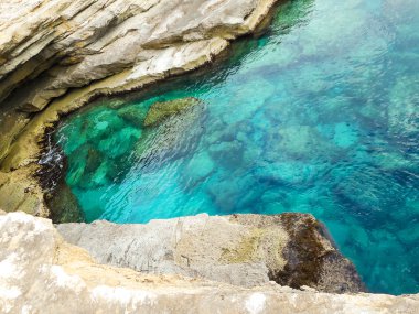 Bir kayalık sahil Sicilya adasının görünümü
