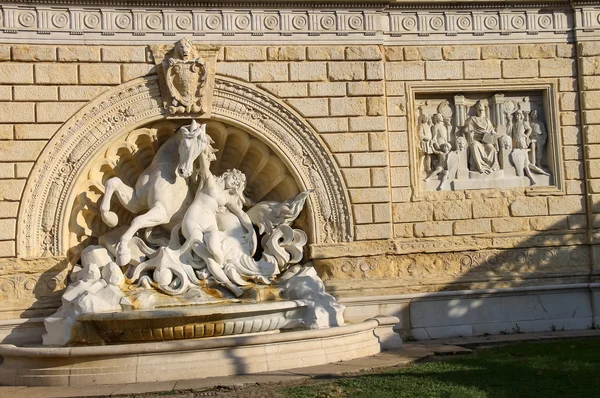 Brunnen im Park montagnola (Parco della montagnolla) im — Stockfoto