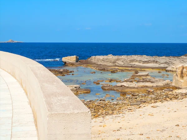 Una vista de una costa rocosa de una isla de Sicilia —  Fotos de Stock