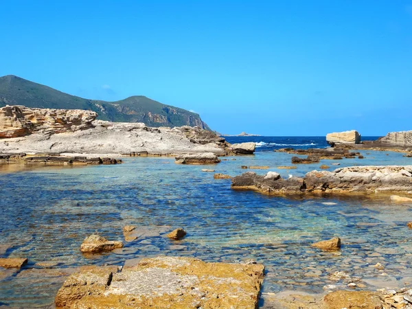 Una vista de una costa rocosa de una isla de Sicilia —  Fotos de Stock