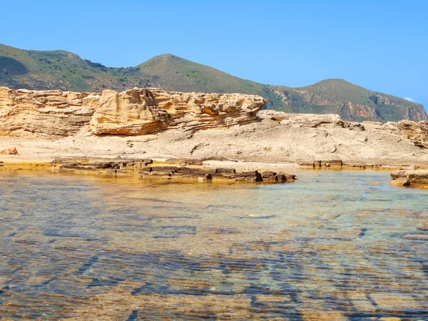 En vy över en stenig strand en Sicilien ö — Stockfoto