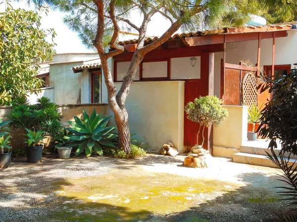 Cortile casale con giardino in Sicilia — Foto Stock