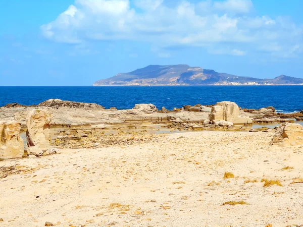 En vy över en stenig strand en Sicilien ö — Stockfoto