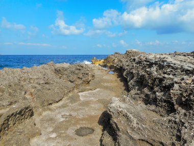 Bir kayalık sahil Sicilya adasının görünümü