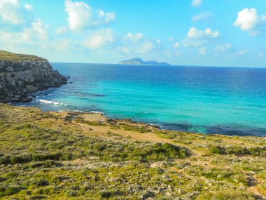Pitoresk körfezin turkuaz suları. Favignana