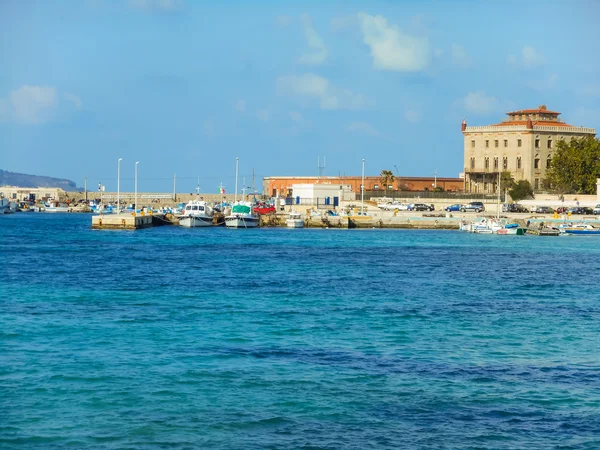 Favignanas hamn tidigt på våren, Sicilien — Stockfoto