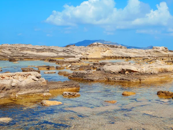 Вид на скалистый берег Сицилийского острова — стоковое фото