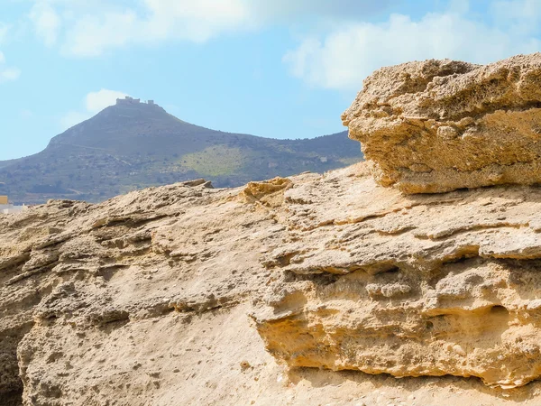 En vy över en stenig strand en Sicilien ö — Stockfoto