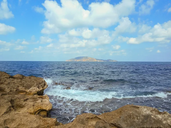 Pemandangan dari pantai berbatu dari sebuah pulau Sisilia — Stok Foto