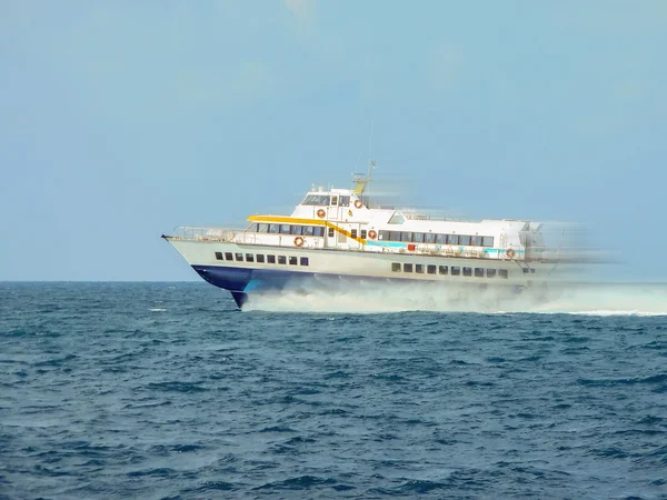 Hydrofoil performs flight between Mediterranean islands — Stock Photo, Image