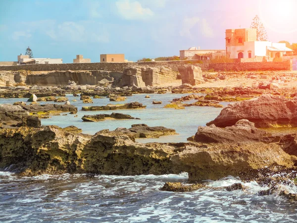 En vy över en stenig strand en Sicilien ö — Stockfoto