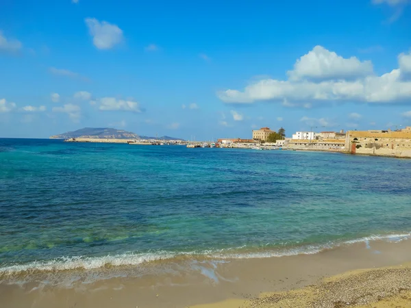 Puerto de Favignana a principios de la primavera, Sicilia — Foto de Stock